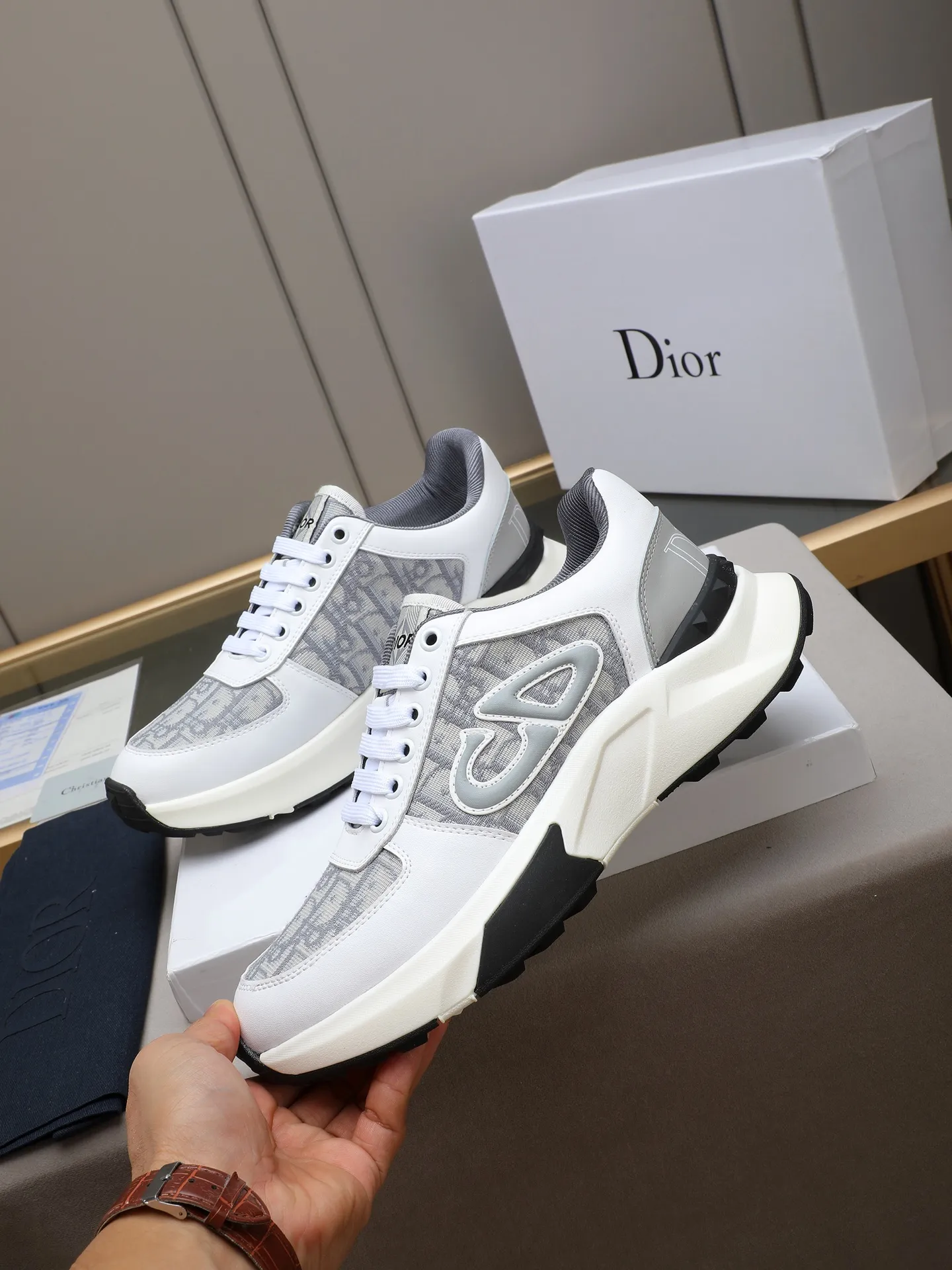 🆕🆕🆕Men's Shoes💰P440 Dior's avant-garde and versatile fashionable men's shoes are privately modeled, calfskin stitched with Dior's special waterproof fabric, fashionable, simple, stylish, eye-catching and classy. It will subvert old ideas and be a must-have for fashionistas who want to spend time with you! Must keep it for yourself! High and comfortable but low, high-end quality workmanship. Code number: 38-44 (45 customized) 4 colors for your choice [kiss][kiss][kiss]